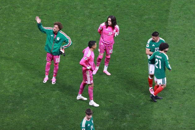 FIFA World Cup, WM, Weltmeisterschaft, Fussball 2026 - Round of 16 - Mexico vs. England Mexican players react at the end of the FIFA World Cup 2026 Round of 16 soccer match between Mexico and England, in Mexico City, Mexico, 05 July 2026. Mexico City Mexico  Copyright: xMARIOxGUZMANx