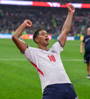 05 July 2026 - Mexico v England - Azteca Stadium- Mexico City - R16 - 2026 World Cup - USA. 05 July 2026 - Mexico v England - Azteca Stadium- Mexico City - R16 - 2026 World Cup - USA. Jude Bellingham celebrates victory at the final whistle. Picture : Mark Pain MEXICO CITY MEXICO  Copyright: xMarkxPainx