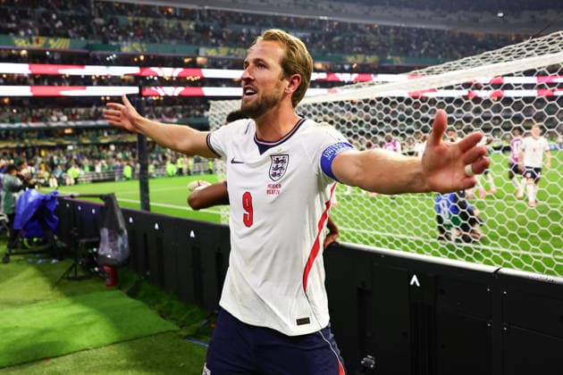 Harry Kane of England celebrates with the fans after England defeated Mexico 3-2 during the FIFA World Cup, WM, Weltmeisterschaft, Fussball 2026 last 16 match between Mexico and England at the Estadio Azteca, Mexico City, Mexico on 5 July 2026. Copyright: xPeterxDovganx 45230040