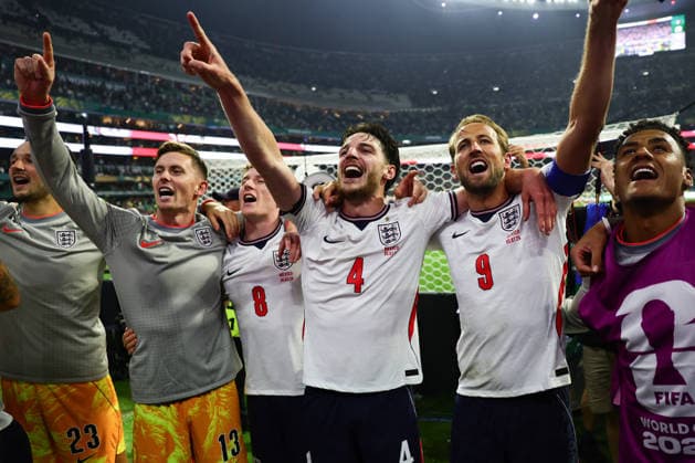 Dean Henderson of England, Elliot Anderson of England, Declan Rice of England, Harry Kane of England and Ollie Watkins of England celebrate with the fans after England defeated Mexico 3-2 during the FIFA World Cup, WM, Weltmeisterschaft, Fussball 2026 last 16 match between Mexico and England at the Estadio Azteca, Mexico City, Mexico on 5 July 2026. Copyright: xPeterxDovganx 45230042