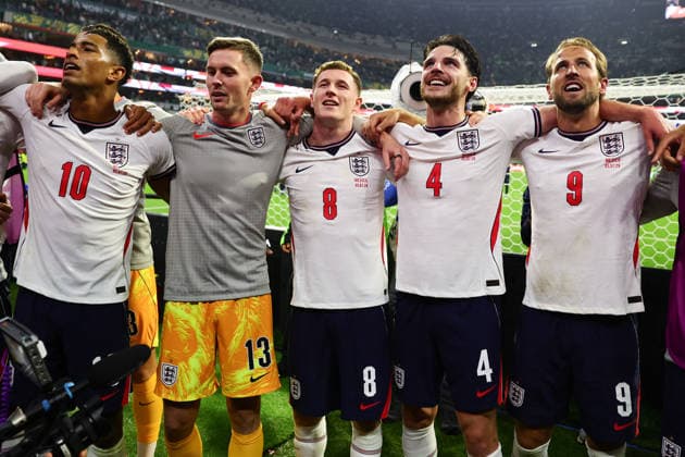 Jude Bellingham of England,Dean Henderson of England, Elliot Anderson of England, Declan Rice of England and Harry Kane of England celebrate with the fans after England defeated Mexico 3-2 during the FIFA World Cup, WM, Weltmeisterschaft, Fussball 2026 last 16 match between Mexico and England at the Estadio Azteca, Mexico City, Mexico on 5 July 2026. Copyright: xPeterxDovganx 45230045