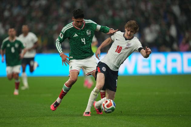 Edson Alvarez (Mexico) and Anthony Gordon (England) during Mexico and England, Round of 16 FIFA World Cup, WM, Weltmeisterschaft, Fussball 2026, Azteca Stadium, Mexico, Mexico on July 5, 2026. Thor Wegner DeFodi Images. (Photo by DeFodi Images) - *** Edson Alvarez (Mexico) and Anthony Gordon (England) during the Round of 16 match between Mexico and England at the 2026 FIFA World Cup, Azteca Stadium, Mexico City, on July 5, 2026. Photo by DeFodi Images (Thor Wegner)