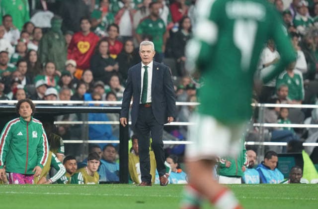 Javier Aguirre (Mexico) during Mexico and England, Round of 16 FIFA World Cup, WM, Weltmeisterschaft, Fussball 2026, Azteca Stadium, Mexico, Mexico on July 5, 2026. Thor Wegner DeFodi Images. (Photo by DeFodi Images) - *** Javier Aguirre of Mexico during the Mexico vs. England match in the Round of 16 of the 2026 FIFA World Cup at Azteca Stadium in Mexico City on July 5, 2026. Photo by Thor Wegner, DeFodi Images
