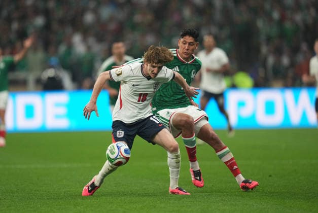 Edson Alvarez (Mexico) and Anthony Gordon (England) during Mexico and England, Round of 16 FIFA World Cup, WM, Weltmeisterschaft, Fussball 2026, Azteca Stadium, Mexico, Mexico on July 5, 2026. Thor Wegner DeFodi Images. (Photo by DeFodi Images) - *** Edson Alvarez (Mexico) and Anthony Gordon (England) during the Round of 16 match between Mexico and England at the 2026 FIFA World Cup, Azteca Stadium, Mexico City, on July 5, 2026. Photo by DeFodi Images (Thor Wegner)