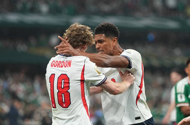 Jude Bellingham (England) and Anthony Gordon (England) during Mexico and England, Round of 16 FIFA World Cup, WM, Weltmeisterschaft, Fussball 2026, Azteca Stadium, Mexico, Mexico on July 5, 2026. Thor Wegner DeFodi Images. (Photo by DeFodi Images) - *** Jude Bellingham (England) and Anthony Gordon (England) during the Round of 16 match between Mexico and England at the 2026 FIFA World Cup, Azteca Stadium, Mexico City, on July 5, 2026. Photo by DeFodi Images (Thor Wegner)