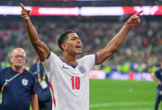 05 July 2026 - Mexico v England - Azteca Stadium- Mexico City - R16 - 2026 World Cup - USA. 05 July 2026 - Mexico v England - Azteca Stadium- Mexico City - R16 - 2026 World Cup - USA. Jude Bellingham celebrates victory at the final whistle. Picture : Mark Pain MEXICO CITY MEXICO  Copyright: xMarkxPainx
