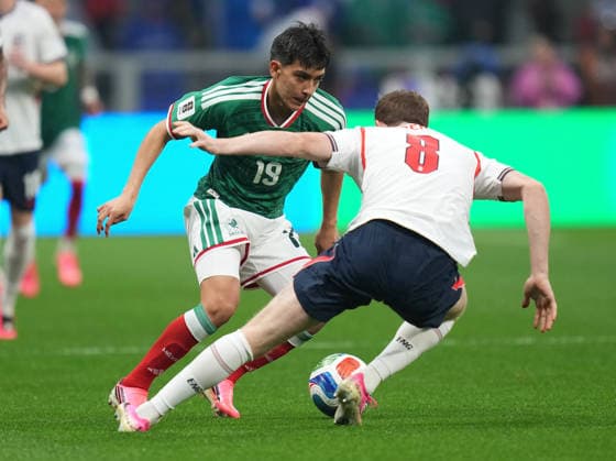 (260706) -- MEXICO CITY, July 6, 2026 -- Gilberto Mora (L) of Mexico attempts to dribble past an opponent during the round of 16 match between Mexico and England at the 2026 FIFA World Cup, WM, Weltmeisterschaft, Fussball at the Mexico City Stadium, Mexico, July 5, 2026. (Photo by Xinhua) (SP)MEXICO-MEXICO CITY-FOOTBALL-FIFA WORLD CUP-ROUND OF 16-MEX VS ENG MartinxZabala 