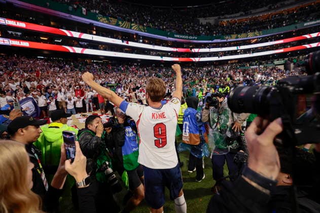 FIFA World Cup, WM, Weltmeisterschaft, Fussball 2026 - Round of 16 - Mexico vs. England Harry Kane (C) of England celebrates after the FIFA World Cup 2026 Round of 16 soccer match between Mexico and England, in Mexico City, Mexico, 05 July 2026. MEXICO CITY Mexico  Copyright: xJOSExMENDEZx