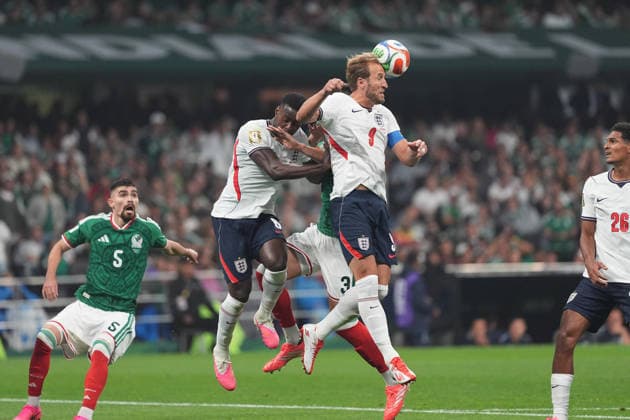 Mexico v England Round of 16 FIFA World Cup, WM, Weltmeisterschaft, Fussball 2026 Harry Kane 9 of England national team, Nationalteam heads the ball during the FIFA World Cup 2026 round of 16 match between Mexico and England at Mexico City stadium. on July 5, 2026 in Mexico City, Mexico. (Photo by Ian Robles Eyepix Group) Copyright: xIanxRobles xEyepixxGroupx EL_05072026_191172JPEG