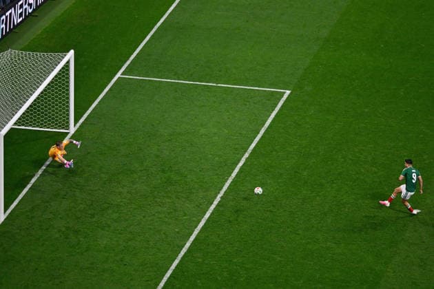 (260706) -- MEXICO CITY, July 6, 2026 -- Raul Jimenez (R) of Mexico scores from a penalty spot during the round of 16 match between Mexico and England at the 2026 FIFA World Cup, WM, Weltmeisterschaft, Fussball at the Mexico City Stadium, Mexico, July 5, 2026. ) (SP)MEXICO-MEXICO CITY-FOOTBALL-FIFA WORLD CUP-ROUND OF 16-MEX VS ENG LixMuzi 