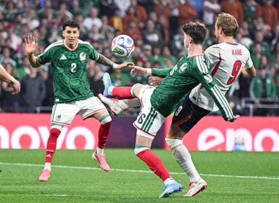 (260706) -- MEXICO CITY, July 6, 2026 -- Brian Gutierrez (C) of Mexico vies with Harry Kane (R) of England during the round of 16 match between Mexico and England at the 2026 FIFA World Cup, WM, Weltmeisterschaft, Fussball at the Mexico City Stadium, Mexico, July 5, 2026. ) (SP)MEXICO-MEXICO CITY-FOOTBALL-FIFA WORLD CUP-ROUND OF 16-MEX VS ENG WuxWei 