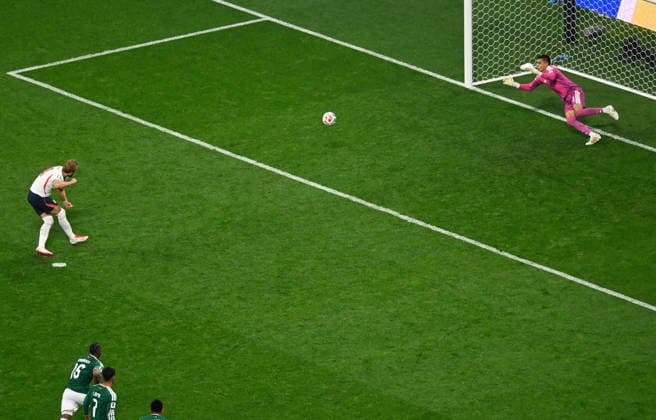 (260706) -- MEXICO CITY, July 6, 2026 -- Harry Kane (L) of England scores from a penalty spot during the round of 16 match between Mexico and England at the 2026 FIFA World Cup, WM, Weltmeisterschaft, Fussball at the Mexico City Stadium, Mexico, July 5, 2026. ) (SP)MEXICO-MEXICO CITY-FOOTBALL-FIFA WORLD CUP-ROUND OF 16-MEX VS ENG LixMuzi 