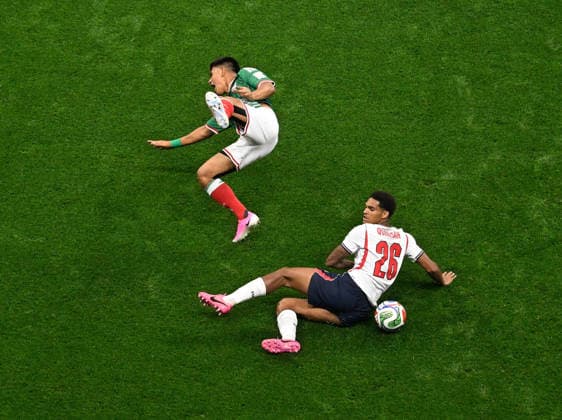 (260706) -- MEXICO CITY, July 6, 2026 -- Jesus Gallardo (L) of Mexico is fouled by Jarell Quansah of England, then Quansah is sent off with a red card during the round of 16 match between Mexico and England at the 2026 FIFA World Cup, WM, Weltmeisterschaft, Fussball at the Mexico City Stadium, Mexico, July 5, 2026. ) (SP)MEXICO-MEXICO CITY-FOOTBALL-FIFA WORLD CUP-ROUND OF 16-MEX VS ENG LixMuzi 