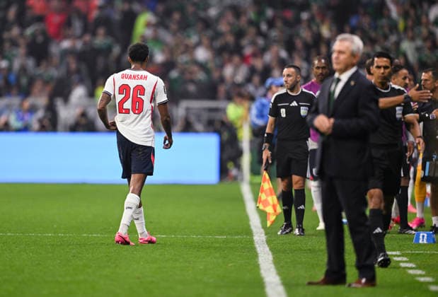 (260706) -- MEXICO CITY, July 6, 2026 -- Jarell Quansah (L) of England leaves the pitch after being shown a red card during the round of 16 match between Mexico and England at the 2026 FIFA World Cup, WM, Weltmeisterschaft, Fussball at the Mexico City Stadium, Mexico, July 5, 2026. ) (SP)MEXICO-MEXICO CITY-FOOTBALL-FIFA WORLD CUP-ROUND OF 16-MEX VS ENG WuxWei 