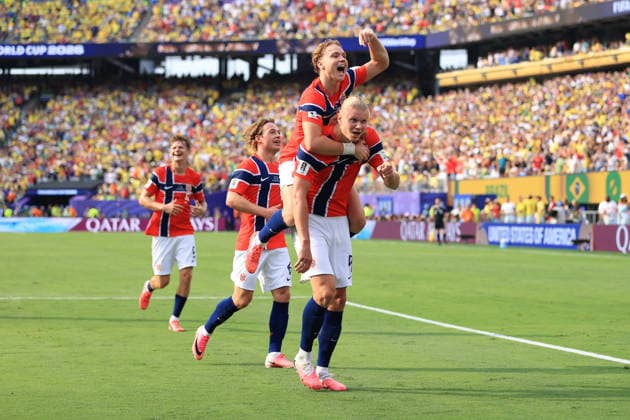 Football - FIFA World Cup, WM, Weltmeisterschaft, Fussball - Round of 16 - Brazil v Norway 5th July 2026 - FIFA World Cup - Round of 16 - Brazil v Norway - Erling Haaland of Norway celebrates with Andreas Schjelderup of Norway on his back after scoring their 2nd goal - Photo: Simon Stacpoole Offside. New Jersey USA *** Fußball – FIFA-Weltmeisterschaft, Achtelfinale: Brasilien gegen Norwegen, 5. Juli 2026 – FIFA-Weltmeisterschaft, Achtelfinale: Brasilien gegen Norwegen – Erling Haaland aus Norwegen feiert mit Andreas Schjelderup aus Norwegen auf dem Rücken, nachdem er das zweite Tor erzielt hat. Foto: Simon Stacpoole – Abseits – New Jersey, USA  Copyright: xSimonxStacpoolexOffside
