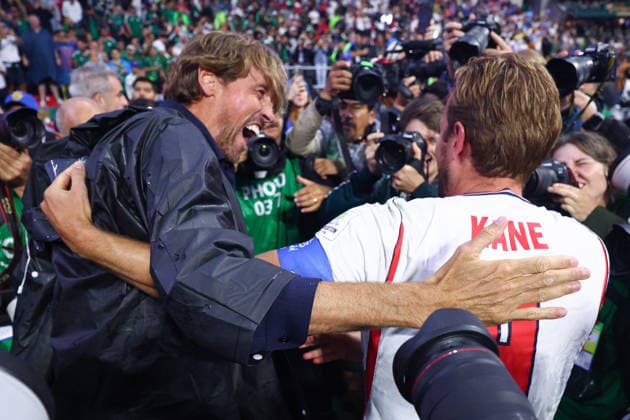 FIFA World Cup, WM, Weltmeisterschaft, Fussball 2026: Mexico v England MEXICO CITY, MEXICO - 5th July 2026: Harry Kane of England celebrates with Peter Crouch after the FIFA World Cup 2026 Round of 16 match between Mexico and England at Azteca Stadium Mexico City Azteca Stadium Mexico Copyright: xCraigxMercerx xPeakxActionxPhotosx