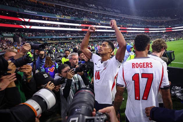 FIFA World Cup, WM, Weltmeisterschaft, Fussball 2026: Mexico v England MEXICO CITY, MEXICO - 5th July 2026: Jude Bellingham of England celebrates in front of the fans after the FIFA World Cup 2026 Round of 16 match between Mexico and England at Azteca Stadium Mexico City Azteca Stadium Mexico Copyright: xCraigxMercerx xPeakxActionxPhotosx