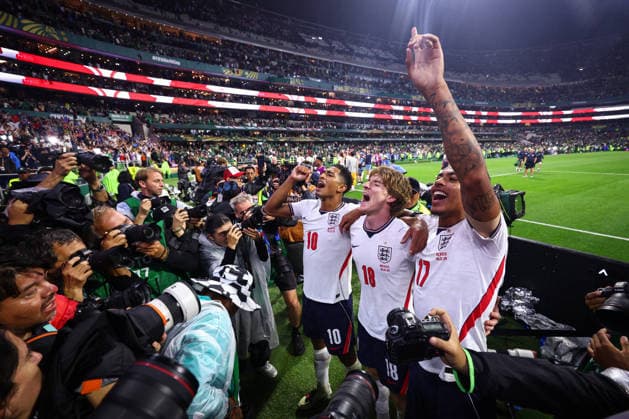 FIFA World Cup, WM, Weltmeisterschaft, Fussball 2026: Mexico v England MEXICO CITY, MEXICO - 5th July 2026: Jude Bellingham, Anthony Gordon, and Morgan Rogers of England sing along with fans after the FIFA World Cup 2026 Round of 16 match between Mexico and England at Azteca Stadium Mexico City Azteca Stadium Mexico Copyright: xCraigxMercerx xPeakxActionxPhotosx