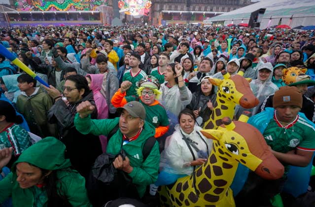 FIFA World Cup, WM, Weltmeisterschaft, Fussball 2026 - Round of 16 - Mexico vs England Fans of Mexico react at the Fan Fest in the Zócalo during the Round of 16 match in the 2026 FIFA World Cup between Mexico and England in Mexico City, Mexico, 05 July 2026. Mexico City Mexico  Copyright: xISAACxESQUIVELx