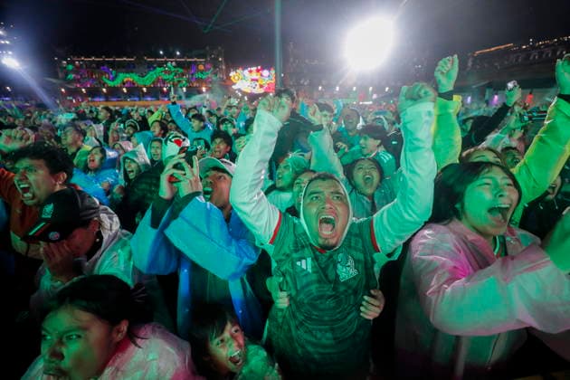 FIFA World Cup, WM, Weltmeisterschaft, Fussball 2026 - Round of 16 - Mexico vs England Fans of Mexico react at the Fan Fest in the Zócalo during the Round of 16 match in the 2026 FIFA World Cup between Mexico and England in Mexico City, Mexico, 05 July 2026. Mexico City Mexico  Copyright: xISAACxESQUIVELx