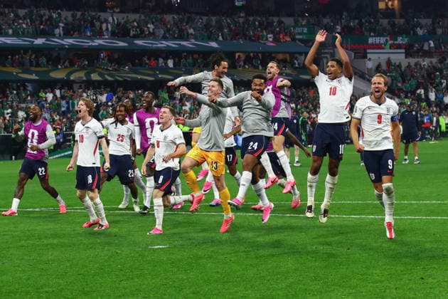 FIFA World Cup, WM, Weltmeisterschaft, Fussball 2026: Mexico v England MEXICO CITY, MEXICO - 5th July 2026: England players celebrate and run towards their fans after the FIFA World Cup 2026 Round of 16 match between Mexico and England at Azteca Stadium Mexico City Azteca Stadium Mexico Copyright: xCraigxMercerx xPeakxActionxPhotosx