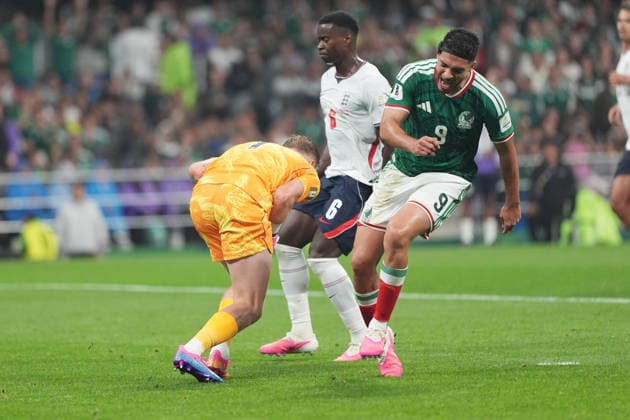 Mexico v England Round of 16 FIFA World Cup, WM, Weltmeisterschaft, Fussball 2026 Raul JimÃ nez 9 of Mexico national team, Nationalteam reacts after missing a goal during the FIFA World Cup 2026 round of 16 match between Mexico and England at Mexico City stadium. on July 5, 2026 in Mexico City, Mexico. (Photo by Ian Robles Eyepix Group) Copyright: xIanxRobles xEyepixxGroupx EL_05072026_191186JPEG