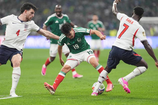 Mexico v England Round of 16 FIFA World Cup, WM, Weltmeisterschaft, Fussball 2026 Gilberto Mora 19 of Mexico national team, Nationalteam dribbles the ball during the FIFA World Cup 2026 round of 16 match between Mexico and England at Mexico City stadium. on July 5, 2026 in Mexico City, Mexico. (Photo by Ian Robles Eyepix Group) Copyright: xIanxRobles xEyepixxGroupx EL_05072026_191195JPEG
