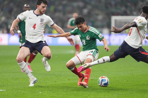Mexico v England Round of 16 FIFA World Cup, WM, Weltmeisterschaft, Fussball 2026 Gilberto Mora 19 of Mexico national team, Nationalteam dribbles the ball during the FIFA World Cup 2026 round of 16 match between Mexico and England at Mexico City stadium. on July 5, 2026 in Mexico City, Mexico. (Photo by Ian Robles Eyepix Group) Copyright: xIanxRobles xEyepixxGroupx EL_05072026_191196JPEG