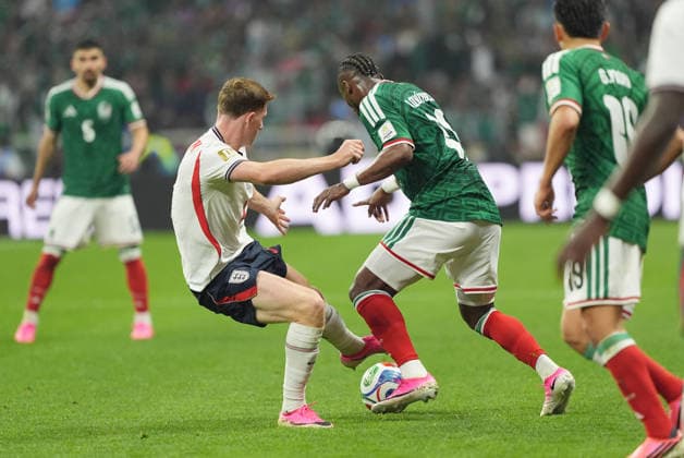 Mexico v England Round of 16 FIFA World Cup, WM, Weltmeisterschaft, Fussball 2026 Julian Quinones 16 of Mexico national team, Nationalteam is pressured by Elliot Anderson 8 of England national team during the FIFA World Cup 2026 round of 16 match between Mexico and England at Mexico City stadium. on July 5, 2026 in Mexico City, Mexico. (Photo by Ian Robles Eyepix Group) Copyright: xIanxRobles xEyepixxGroupx EL_05072026_191198JPEG