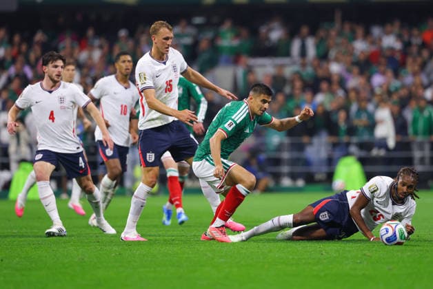 MEXICO CITY, MEXICO - JULY 5: Jesus Gallardo of Mexico fouls Djed Spence of England during the FIFA World Cup, WM, Weltmeisterschaft, Fussball 2026 Round Of 16 match between Mexico and England at Mexico City Stadium on July 5, 2026 in Mexico City, Mexico.  Copyright: xMBxMediax