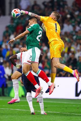 MEXICO CITY, MEXICO - JULY 5: Jordan Pickford of England punches the ball away from Guillermo Martinez of Mexico during the FIFA World Cup, WM, Weltmeisterschaft, Fussball 2026 Round Of 16 match between Mexico and England at Mexico City Stadium on July 5, 2026 in Mexico City, Mexico.  Copyright: xMBxMediax