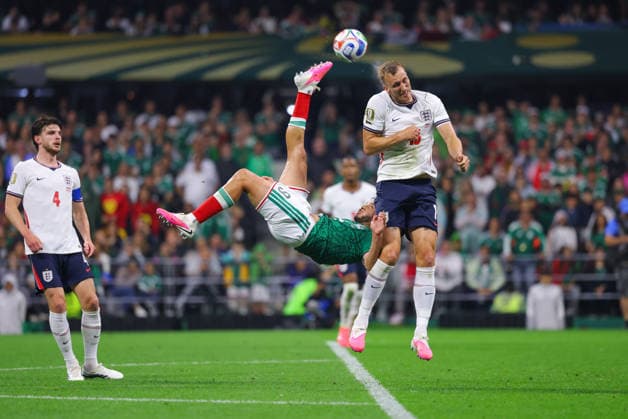 MEXICO CITY, MEXICO - JULY 5: Raul JimÃ nez of Mexico takes an over-head shot as Dean Henderson of England attempts to block during the FIFA World Cup, WM, Weltmeisterschaft, Fussball 2026 Round Of 16 match between Mexico and England at Mexico City Stadium on July 5, 2026 in Mexico City, Mexico.  Copyright: xMBxMediax