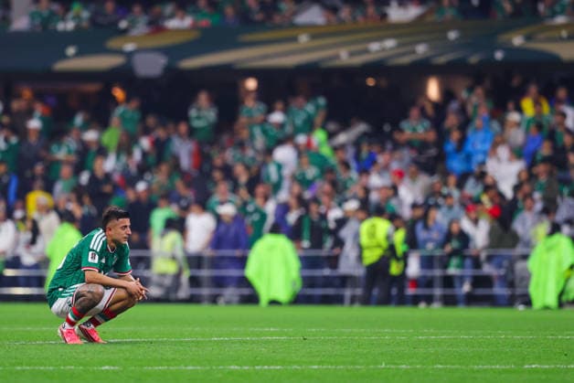 MEXICO CITY, MEXICO - JULY 5: Roberto Alvarado of Mexico dejected after Mexico lose the FIFA World Cup, WM, Weltmeisterschaft, Fussball 2026 Round Of 16 match between Mexico and England at Mexico City Stadium on July 5, 2026 in Mexico City, Mexico.  Copyright: xMBxMediax