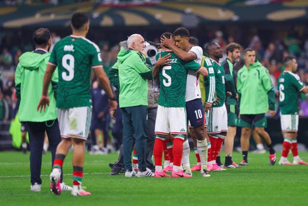 MEXICO CITY, MEXICO - JULY 5: Jude Bellingham of England embraces Johan Vasquez of Mexico after Mexico lose the FIFA World Cup, WM, Weltmeisterschaft, Fussball 2026 Round Of 16 match between Mexico and England at Mexico City Stadium on July 5, 2026 in Mexico City, Mexico.  Copyright: xMBxMediax