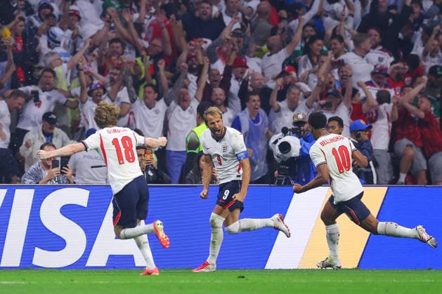 MEXICO CITY, MEXICO - JULY 5: Harry Kane of England (C) celebrates with Anthony Gordon of England (L) and Jude Bellingham of England (R) after scoring a penalty 3-2 during the FIFA World Cup, WM, Weltmeisterschaft, Fussball 2026 Round Of 16 match between Mexico and England at Mexico City Stadium on July 5, 2026 in Mexico City, Mexico.  Copyright: xMBxMediax