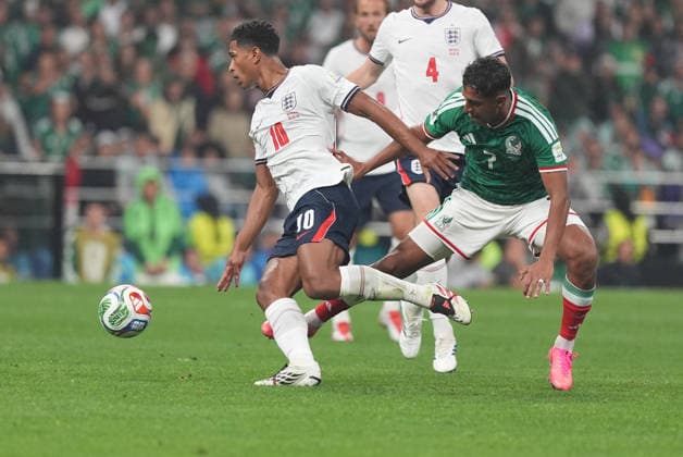 Mexico v England Round of 16 FIFA World Cup, WM, Weltmeisterschaft, Fussball 2026 Luis Romo 7 of Mexico national team, Nationalteam and Jude Bellingham 10 of England national team battle for the ball during the FIFA World Cup 2026 round of 16 match between Mexico and England at Mexico City stadium. on July 5, 2026 in Mexico City, Mexico. (Photo by Ian Robles Eyepix Group) Copyright: xIanxRobles xEyepixxGroupx EL_05072026_191201JPEG