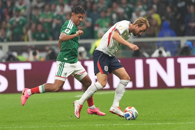 Mexico v England Round of 16 FIFA World Cup, WM, Weltmeisterschaft, Fussball 2026 Harry Kane 9 of England national team, Nationalteam and JLuis Romo 7 of Mexico national team battle for the ball during the FIFA World Cup 2026 round of 16 match between Mexico and England at Mexico City stadium. on July 5, 2026 in Mexico City, Mexico. (Photo by Ian Robles Eyepix Group) Copyright: xIanxRobles xEyepixxGroupx EL_05072026_191203JPEG