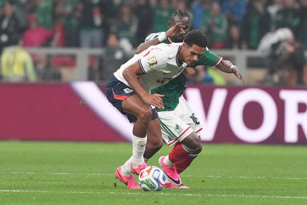 Mexico v England Round of 16 FIFA World Cup, WM, Weltmeisterschaft, Fussball 2026 Jarell Quansah 26 of England national team, Nationalteam and Julian Quinones 16 of Mexico national team battle for the ball during the FIFA World Cup 2026 round of 16 match between Mexico and England at Mexico City stadium. on July 5, 2026 in Mexico City, Mexico. (Photo by Ian Robles Eyepix Group) Copyright: xIanxRobles xEyepixxGroupx EL_05072026_191208JPEG
