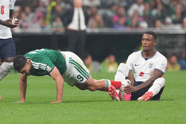 Mexico v England Round of 16 FIFA World Cup, WM, Weltmeisterschaft, Fussball 2026 Raul JimÃ nez 9 of Mexico national team, Nationalteam receiving a foul by Ezri Konsa during the FIFA World Cup 2026 round of 16 match between Mexico and England at Mexico City stadium. on July 5, 2026 in Mexico City, Mexico. (Photo by Ian Robles Eyepix Group) Copyright: xIanxRobles xEyepixxGroupx EL_05072026_191209JPEG