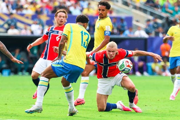 July 5, 2026, East Rutherford, Nj, United States: Erling Haaland player of Norway and Danilo player of Brazil during the Round of 16 match between Brazil and Norway at the FIFA World Cup, WM, Weltmeisterschaft, Fussball at New York New Jersey Stadium, in East Rutherford, United States, on Sunday, July 05, 2026. East Rutherford United States - ZUMAv122 20260705_aap_v122_295 Copyright: xWilliamxVolcovx
