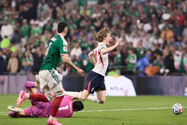 FIFA World Cup, WM, Weltmeisterschaft, Fussball 2026 - Round of 16 - Mexico vs. England Anthony Gordon (R) of England in action during the FIFA World Cup 2026 Round of 16 soccer match between Mexico and England, in Mexico City, Mexico, 05 July 2026. MEXICO CITY Mexico  Copyright: xJOSExMENDEZx