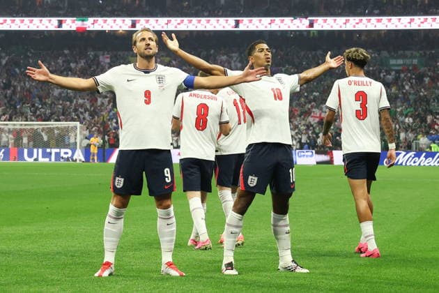 FIFA World Cup, WM, Weltmeisterschaft, Fussball 2026 - Round of 16 - Mexico vs. England Harry Kane (L) and Jude Bellingham (C) of England celebrate a goal during the FIFA World Cup 2026 Round of 16 soccer match between Mexico and England, in Mexico City, Mexico, 05 July 2026. MEXICO CITY Mexico  Copyright: xALEXxCRUZx