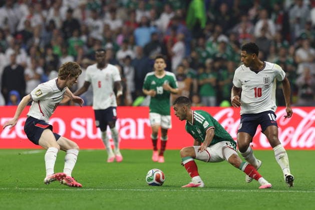 FIFA World Cup, WM, Weltmeisterschaft, Fussball 2026 - Round of 16 - Mexico vs. England Erik Lira (2-R) of Mexico in action against Jude Bellingham (R) of England during the FIFA World Cup 2026 Round of 16 soccer match between Mexico and England, in Mexico City, Mexico, 05 July 2026. MEXICO CITY Mexico  Copyright: xALEXxCRUZx