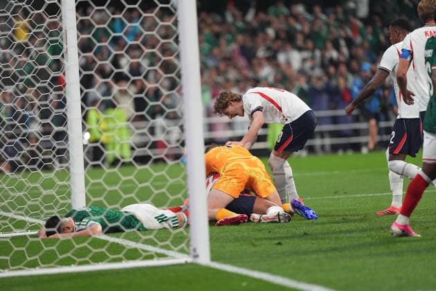 Mexico v England Round of 16 FIFA World Cup, WM, Weltmeisterschaft, Fussball 2026 Jordan Pickford 1 and Anthony Gordon 18 of England national team, Nationalteam congratulate Jude Bellingham 10 after making a save during the FIFA World Cup 2026 round of 16 match between Mexico and England at Mexico City Stadium on July 5, 2026 in Mexico City, Mexico. (Photo by Ian Robles Eyepix Group) Copyright: xIanxRobles xEyepixxGroupx EL_05072026_191148JPEG