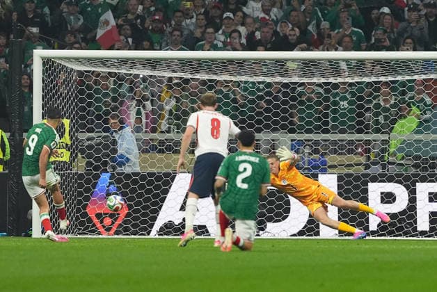 Mexico v England Round of 16 FIFA World Cup, WM, Weltmeisterschaft, Fussball 2026 Raul JimÃ nez 9 of Mexico national team, Nationalteam scoring the penalty during the FIFA World Cup 2026 round of 16 match between Mexico and England at Mexico City stadium. on July 5, 2026 in Mexico City, Mexico. (Photo by Ian Robles Eyepix Group) Copyright: xIanxRobles xEyepixxGroupx EL_05072026_191228JPEG