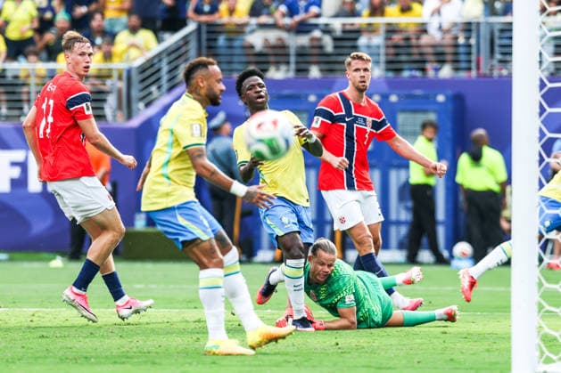 July 5, 2026, USA: Vinicius Jr. player of Brazil collides with Orjan Nyland Goalkeeper of Norway during the Round of 16 match between Brazil and Norway at the FIFA World Cup, WM, Weltmeisterschaft, Fussball at New York New Jersey Stadium, in East Rutherford, United States, on Sunday, July 05, 2026. FIFA World Cup 2026 - Round Of 16 - Brazil V Norway  - ZUMAc233 0860842117st Copyright: xVanessaxCarvalhox