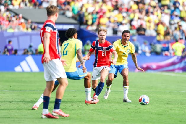 July 5, 2026, USA: Andreas Schjelderup player of Norway and Ederson player of Brazil during the Round of 16 match between Brazil and Norway at the FIFA World Cup, WM, Weltmeisterschaft, Fussball at New York New Jersey Stadium, in East Rutherford, United States, on Sunday, July 05, 2026. FIFA World Cup 2026 - Round Of 16 - Brazil V Norway  - ZUMAc233 0860842445st Copyright: xVanessaxCarvalhox