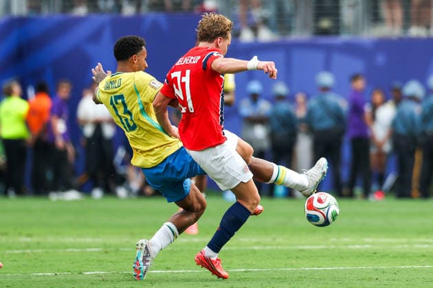 July 5, 2026, USA: Danilo player of Brazil and Andreas Schjelderup player of Norway during the Round of 16 match between Brazil and Norway at the FIFA World Cup, WM, Weltmeisterschaft, Fussball at New York New Jersey Stadium, in East Rutherford, United States, on Sunday, July 05, 2026. FIFA World Cup 2026 - Round Of 16 - Brazil V Norway  - ZUMAc233 0860842457st Copyright: xVanessaxCarvalhox