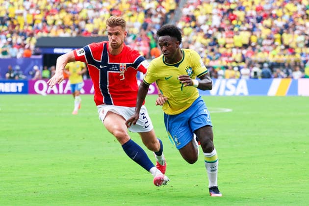 July 5, 2026, East Rutherford, Nj, United States: Vinicius Jr. player of Brazil and Kristoffer Ajer player of Norway during the Round of 16 match between Brazil and Norway at the FIFA World Cup, WM, Weltmeisterschaft, Fussball at New York New Jersey Stadium, in East Rutherford, United States, on Sunday, July 05, 2026. East Rutherford United States - ZUMAv122 20260705_aap_v122_260 Copyright: xWilliamxVolcovx