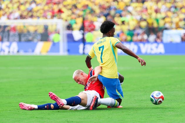 July 5, 2026, East Rutherford, Nj, United States: Vinicius Jr. player of Brazil and Julian Ryerson player of Norway during the Round of 16 match between Brazil and Norway at the FIFA World Cup, WM, Weltmeisterschaft, Fussball at New York New Jersey Stadium, in East Rutherford, United States, on Sunday, July 05, 2026. East Rutherford United States - ZUMAv122 20260705_aap_v122_249 Copyright: xWilliamxVolcovx